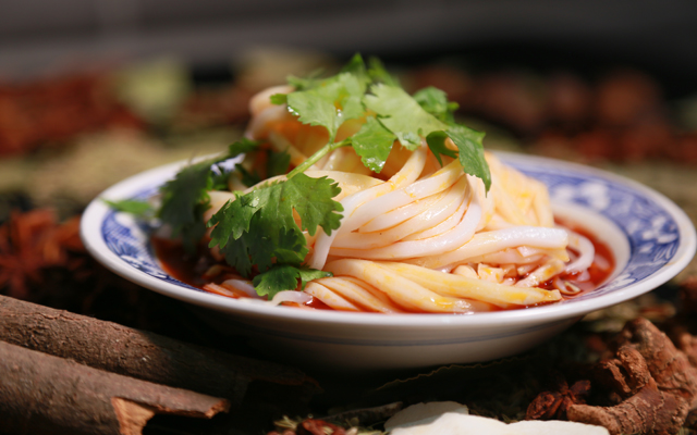 對(duì)陜西人來說，涼皮既是菜，也是飯，又是一種風(fēng)味小吃。