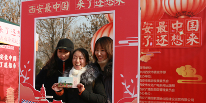 市民領(lǐng)取2019春節(jié)珍藏紀念封后合影