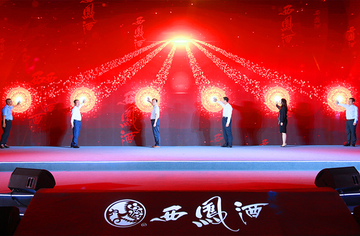 “老字號(hào)”玩跨界 紅西鳳發(fā)布會(huì)秀“國(guó)潮”