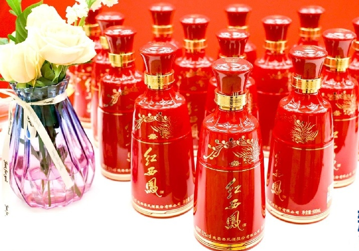 “老字號(hào)”玩跨界 紅西鳳發(fā)布會(huì)秀“國(guó)潮”